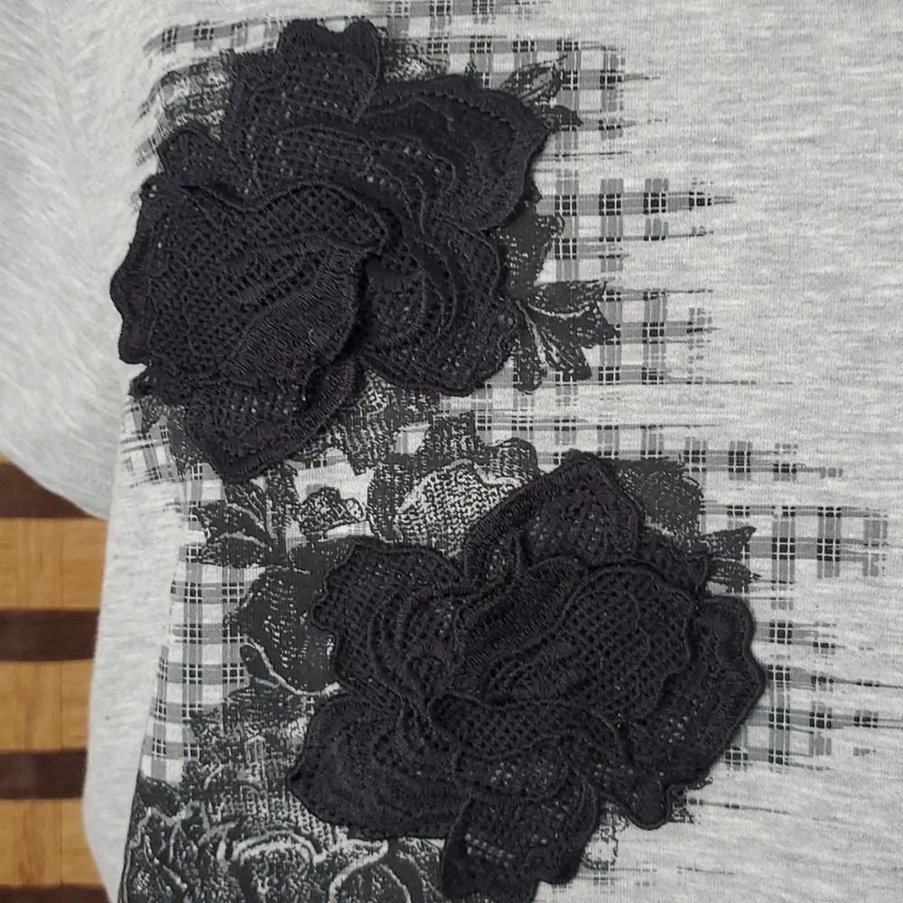 EUC! Simply Vera Wang raised rose tshirt - Picture 4 of 9